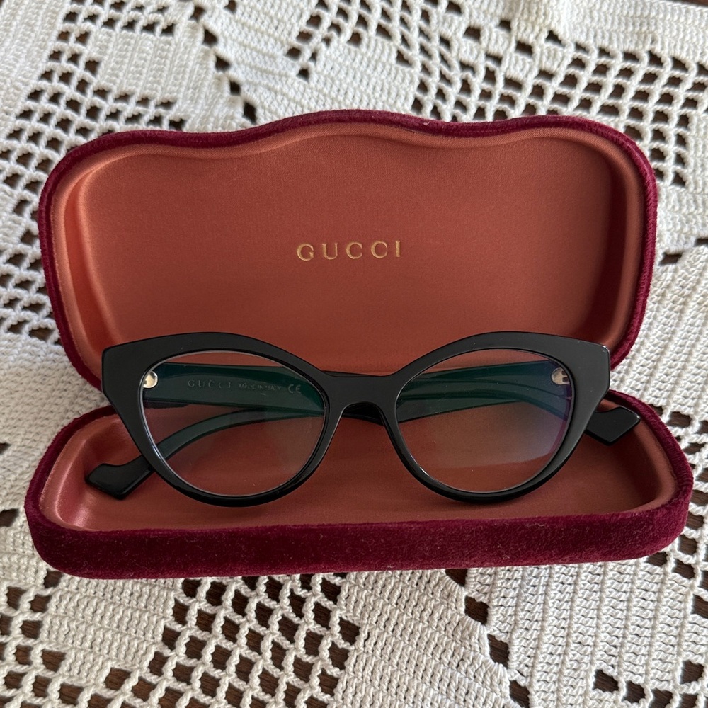 Gucci Women's Elegant Black Round Glasses